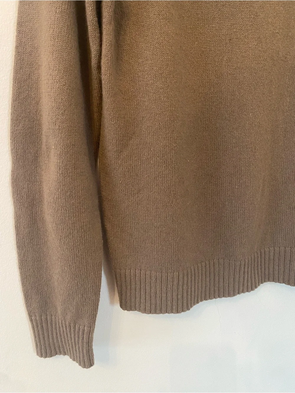 Banana Republic Men's brown V-Neck Luxury Blend Sweater cotton angora & cashmere
